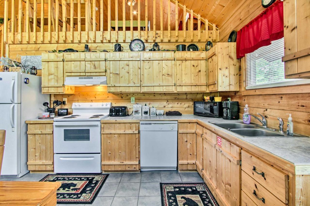 Cabin With Hot Tub And Deck About 12 Mi To Pigeon Forge! Sevierville Exterior photo