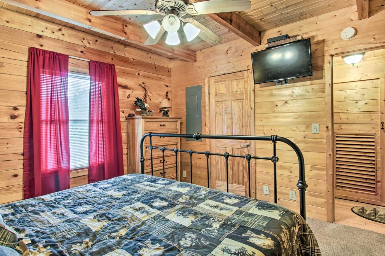 Cabin With Hot Tub And Deck About 12 Mi To Pigeon Forge! Sevierville Exterior photo