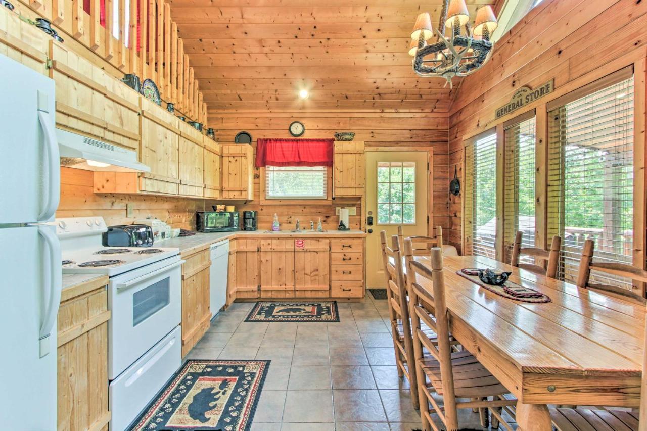 Cabin With Hot Tub And Deck About 12 Mi To Pigeon Forge! Sevierville Exterior photo